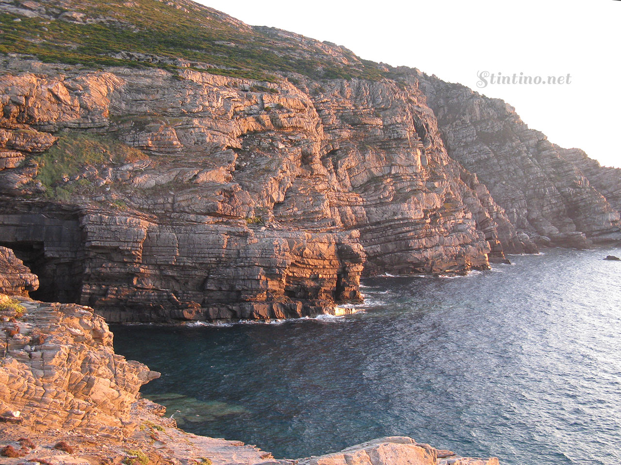 Le rocce di Capo Falcone alla Valle della Luna